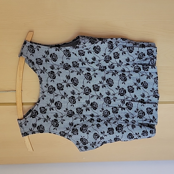 Sleeveless Blouse - Picture 3 of 4